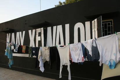Kaay Xewalou (Ven a probar), toda una invitación en wolof que evoca el carácter acogedor de barrio. Lema pintado en una casa de la Medina a iniciativa de Yataal Art y el espacio cultural Les Petites Pierres.