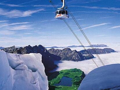 El funicular giratorio que sube al monte Titlis (3.020 metros) parte de Engelberg, en la Suiza central.