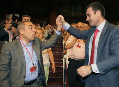 Rafael Simancas felicita a Tomás Gómez tras la elección de éste al frente del PSM.