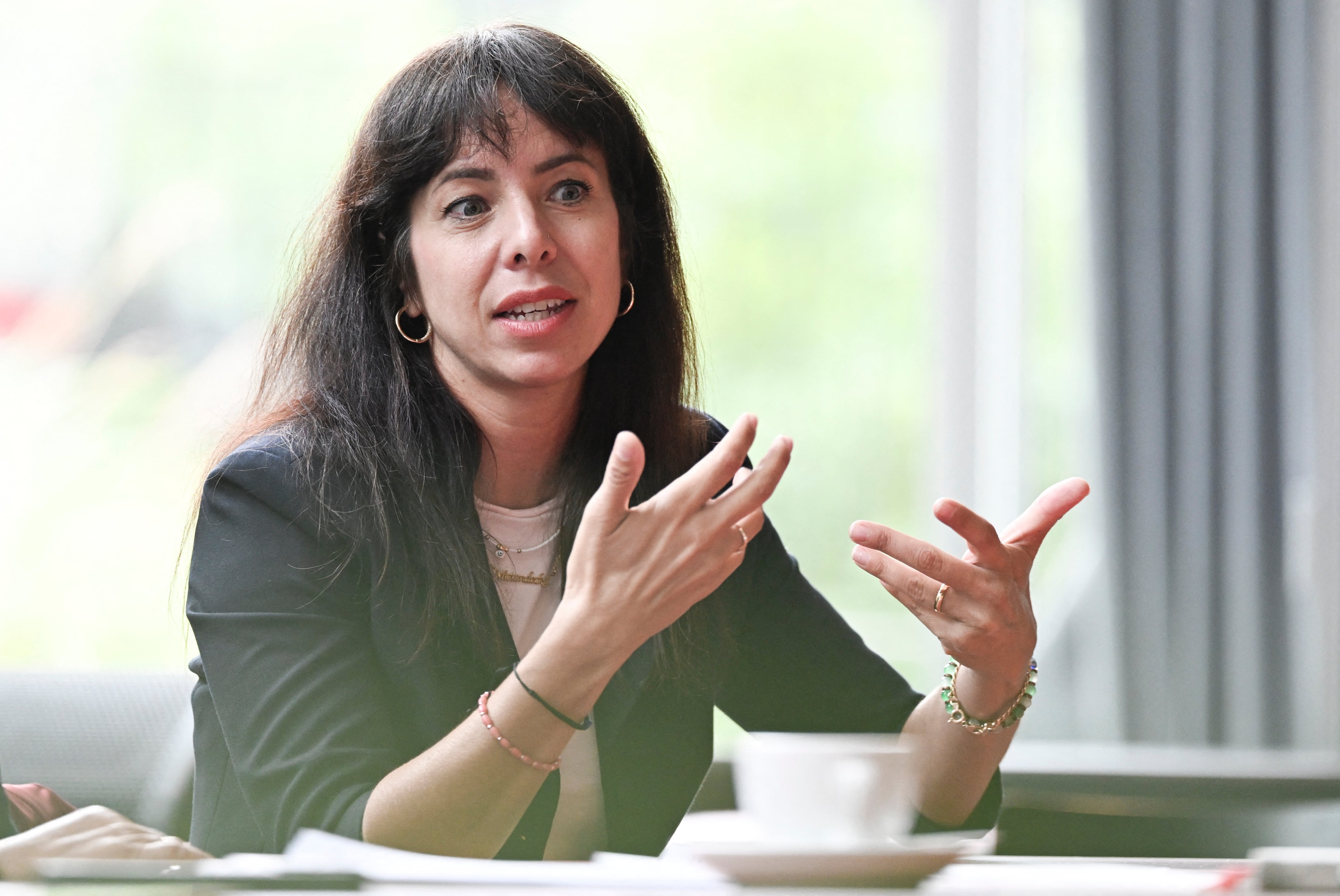 Mujer, de izquierdas y con padres turcos: la inesperada irrupción de Elif Eralp como favorita para gobernar Berlín