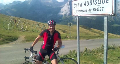 The cyclist Óscar Bautista García at Aubisque pass in France.