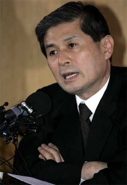 Hwang Woo Suk, hoy, durante una rueda de prensa en la Universidad Nacional de Seúl.