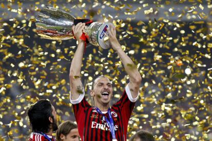 Ibrahimovic, que marcó el primer gol del Milan (2-1), levanta el trofeo de la Supercopa.
