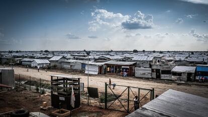 Entrada del campo de refugiados de Malakal, donde las casas se distancian menos de medio metro entre ellas y es difícil pasar