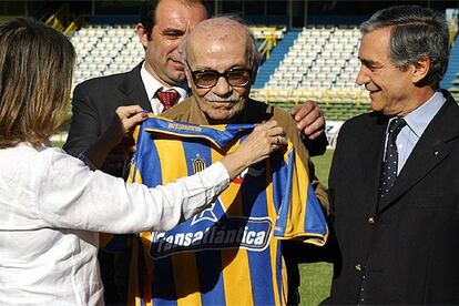 Ernesto Sábato, junto a los directivos del Club de Fútbol Rosario Central, recibiendo la camiseta del club.