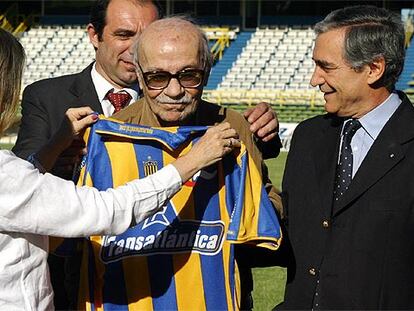 Ernesto Sábato, junto a los directivos del Club de Fútbol Rosario Central, recibiendo la camiseta del club.
