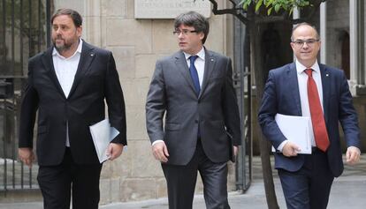 Puigdemont, entre Junqueras y Turull, en la Generalitat este martes.  