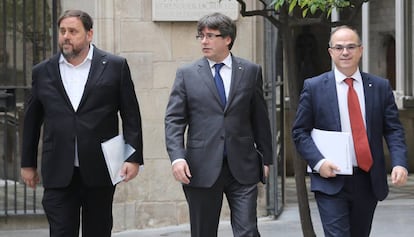 Puigdemont, entre Junqueras i Turull, aquest dimarts al Palau de la Generalitat.