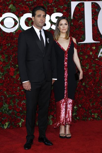 Bobby Cannavale y Rose Byrne. La actriz lució un vestido de Thakoon y bolso de Edie Parker.