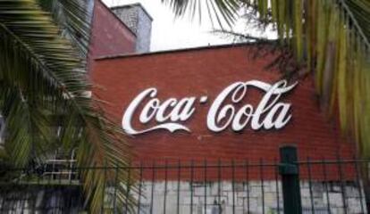 Factoría de Asturbega en Colloto, una de las plantas que Coca-Cola Iberian Partners plantea cerrar con motivo del ERE que la compañía ha propuesto y que afectará a 1.200 trabajadores, con 700 despidos y 500 recolocaciones. EFE/Archivo