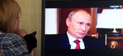 Una mujer sigue el documental en el que Putin revela detalles de la anexión de Crimea, este domingo en Moscú.