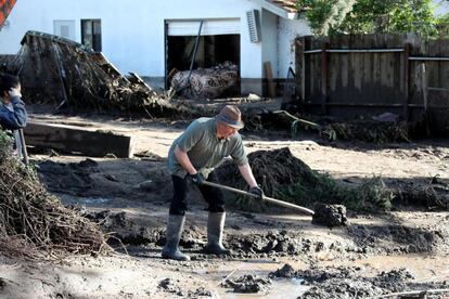 Un hombre intenta retirar el lodo de su vivienda en Montecito, California, el 10 de enero de 2018.