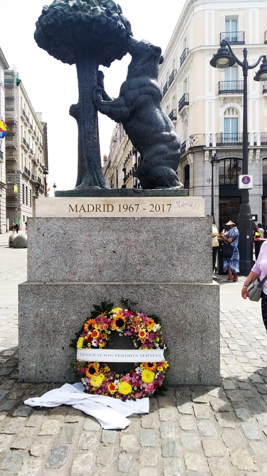 Corona de flores en la estatua del Oso y el Madroño.