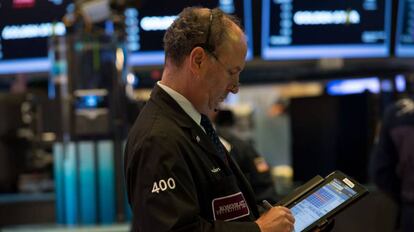 Un corredor de bolsa durante la sesi&oacute;n de este viernes en Wall Street.