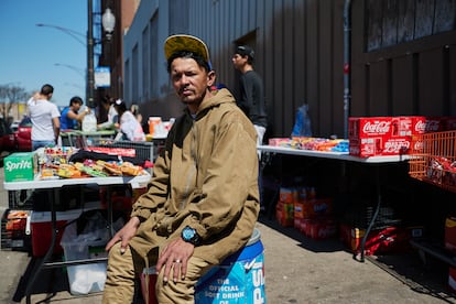 Antonio Contreras con los productos que vende a otros migrantes, afuera del albergue donde duerme, mediados de abril de 2024.