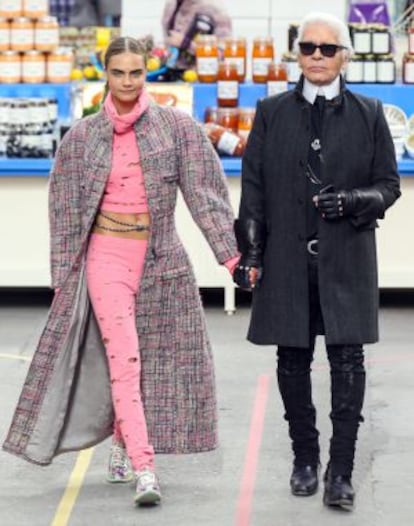 Delevingne junto al diseñador Karl Lagerfeld, en el desfile de Chanel del año pasado en París.