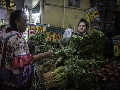Una mujer compra verduras en un mercado de Ciudad de México.