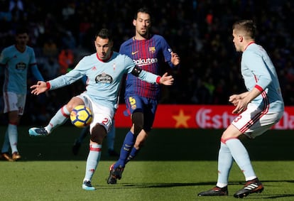 El defensa del Celta Hugo Mallo controla la pelota ante Busquets.