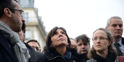 Anne Hidalgo, alcaldesa de París, homenajea a las víctimas del 13-N frente al restaurante Le Petit Cambodge el día siguiente de los atentados.