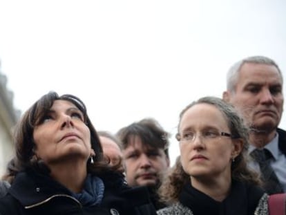 Anne Hidalgo, alcaldesa de Par&iacute;s, homenajea a las v&iacute;ctimas del 13-N frente al restaurante Le Petit Cambodge el d&iacute;a siguiente de los atentados.