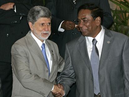 El ministro de Asuntos Exteriores brasileño, Celso Amorim (izquierda), con el ministro de Comercio de Bangladesh, Hafiz Uddin, durante el encuentro del G-20 en Río de Janeiro.