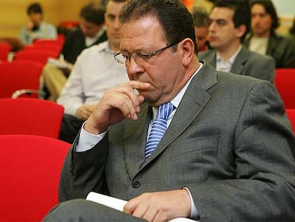 El alcalde de Pinto, Antonio Fernández, momentos antes de ofrecer una rueda de prensa ayer.