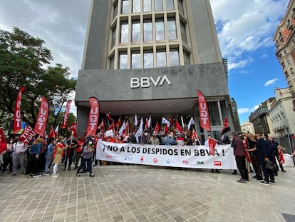 Manifestación de los empleados del BBVA en Valencia, el 10 de mayo de 2021, contra los despidos en el banco.