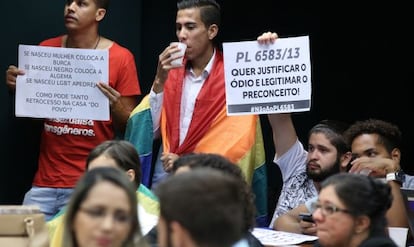 Militantes protestam durante vota&ccedil;&atilde;o do estatuto.