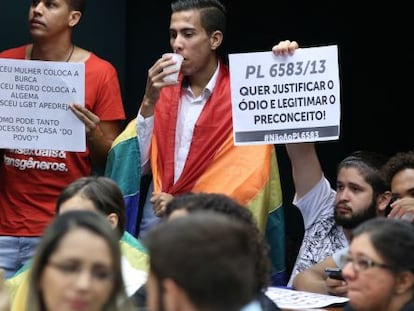 Militantes protestam durante vota&ccedil;&atilde;o do estatuto.