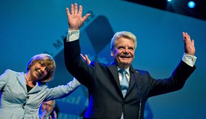 El presidente de Alemania, Joachim Gauck, y su compañera, la periodista Daniela Schadt, el 21 de mayo, en la apertura de las olimpiadas especiales de Múnich. Él no está divorciado de su esposa, de la que se separó en 1991.