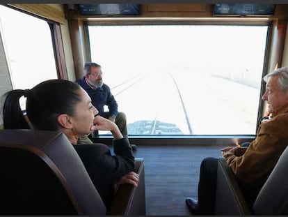 El presidente Andrés Manuel López Obrador visita las obras del tren del Aeropuerto Internacional Felipe Ángeles junto a la jefa de Gobierno Claudia Sheinbaum, el pasado domingo.