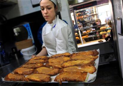 La pastelería Nunos, en Madrid, ofrece una gran variedad de torrijas durante la Semana Santa, incluyendo las tradicionales de leche y vino. Cada año, José Fernández, el propietario, renueva este postre hasta conseguir nuevos sabores y texturas.