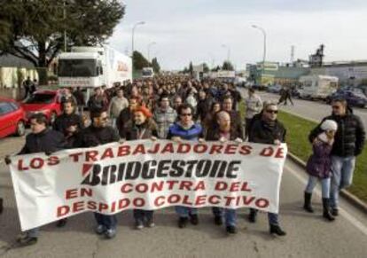 Trabajadores de la planta de la multinacional de fabricación de neumáticos Bridgestone en Burgos durante la manifestación que han llevado a cabo hoy.