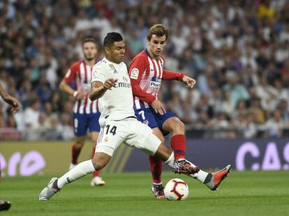 Casemiro y Griezmann luchan por el balón.