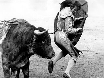 'El Cordobés' haciendo el salto de la rana en la Feria de San José, en Valencia, el 18 de marzo de 1971.