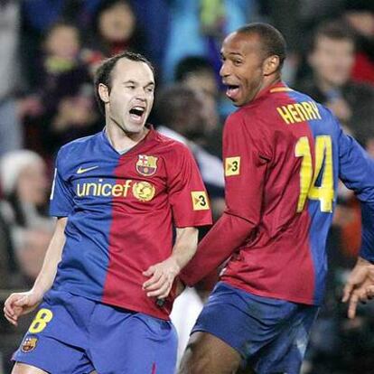 Iniesta celebra su gol con Henry.