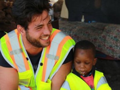 Omar Alshakal trata de implicar a los demás refugiados en la ayuda a otros migrantes que llegan a la isla griega de Lesbos