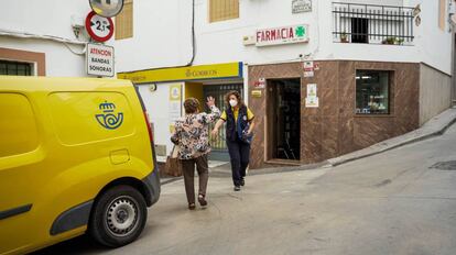 María del Mar Ramírez, cartera rural, inicia su jornada en la localidad cordobesa de Iznájar.