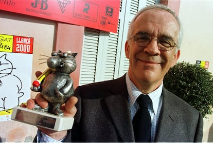 Antonio Fraguas, 'Forges', recibe el premio Gat Perch en Llança (Girona), el 5 de febrero del 2000.