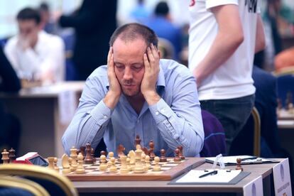 Paco Vallejo, durante su primera partida con Tomashevsky, este miércoles en Tiflis (Georgia)