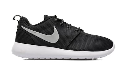 'Roshe One' de Nike

¿Por qué todo el mundo lleva las mismas zapatillas? Esa es la pregunta que muchos nos hemos hecho ante la epidemia de sneakers negras con símbolo blanco que invade cada rincón. Desde su lanzamiento en 2012, este modelo que antes se conocía como 'Roshe Run', no ha dejado de acumular fans sobre el asfalto.