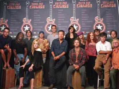 De izquierda a derecha: Stone Gossard de Pearl Jam, Boyd Tinsley de Dave Matthews Band, Jackson Browne, Martie Maguire de Dixie Chicks, Steven Van Zandt de la E Street Band, Dave Mathiews, Bruce Springsteen, Emily Robison de Dixie Chicks, Patti Scialfa de la E Street Band, Eddie Vedder de Pearl Jam, Bonnie Raitt, Ben Gibbard de Death Cab for Cutie, John Mellencamp, Nick Hammer y Mike Milles de REM.
