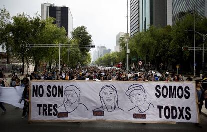 “No son tres. Somos todxs”, escrito en una pancarta durante una manifestación de protesta contra el asesinato de tres jóvenes en México.