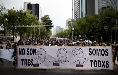 “No son tres. Somos todxs”, escrito en una pancarta durante una manifestación de protesta contra el asesinato de tres jóvenes en México.