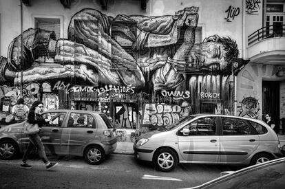 Mural en una calle del barrio ateniense de Exarchia. Este barrio es el hogar de numerosos grupos anarquistas que han formado los llamados 'squats', edificios ocupados sin gestión administrativa donde acogen a refugiados que llegan a la capital.