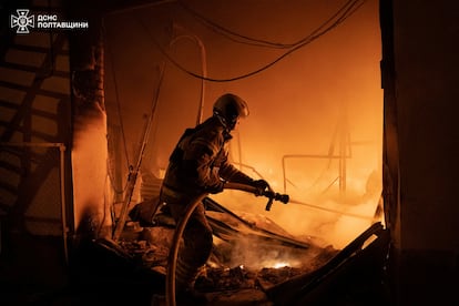 Un bombero trabaja en la extinción de un incendio en la provincia ucrania de Poltava tras un ataque ruso este miércoles.
