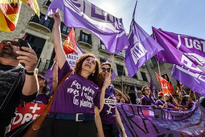 Dos elementos han marcado este Primero de Mayo: el calor en toda España, que ha animado las manifestaciones del Día Internacional de los Trabajadores, y las elecciones generales del pasado domingo, que han centrado las reclamaciones de sindicatos y políticos. En la imagen, manifestantes participan en la marcha por el centro de Girona.