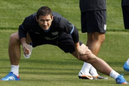 Lampard estira en el entrenamiento de ayer de la selección inglesa.