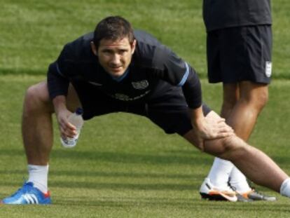 Lampard estira en el entrenamiento de ayer de la selección inglesa.