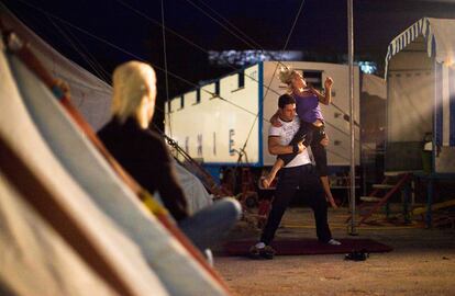 Dos acróbatas entrenan en el complejo del circo Knie.